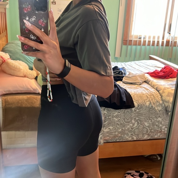 I am selling gym shorts that are black and a size small and in good condition! - Picture 3 of 3